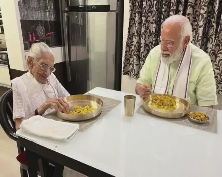 मां के साथ भोजन करते हुए पीएम मोदी