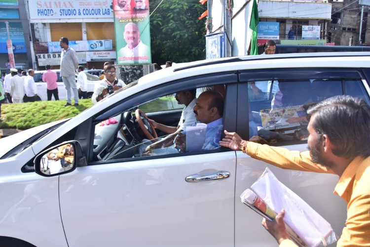 Man threw petition letter inside the CM Bommai car