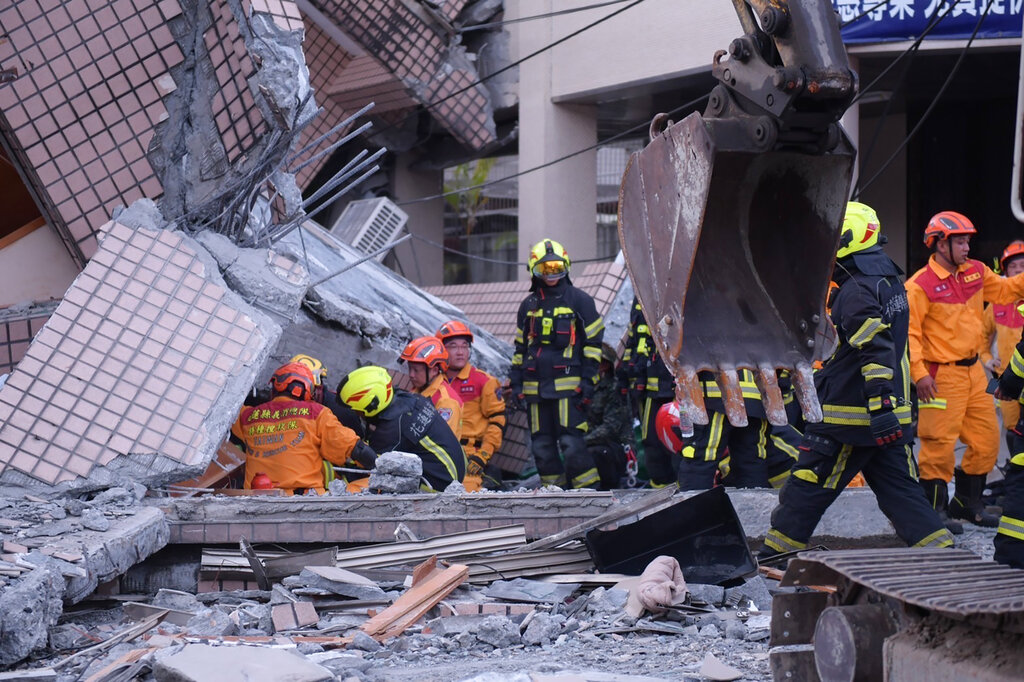 strong-earthquake-hits-southern-taiwan-building-collapses