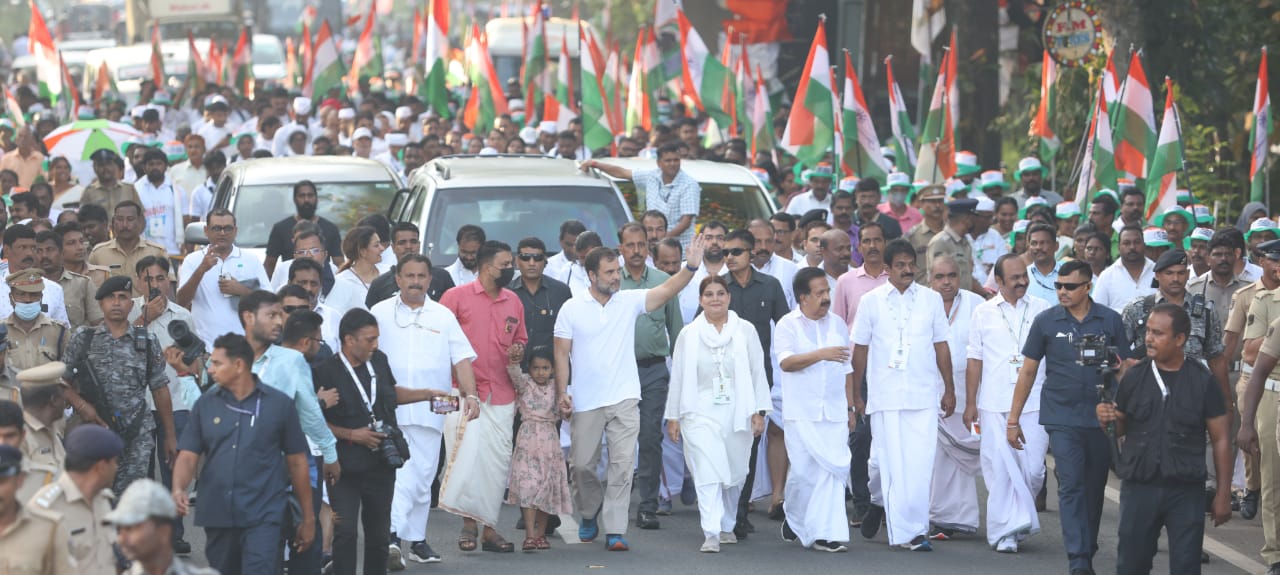 Bharat Jodo Yatra  Rahul Gandhi  Hundreds of people gathered to meet Rahul Gandhi  ഭാരത് ജോഡോ യാത്ര  രാഹുല്‍ ഗാന്ധി  ആലപ്പുഴ