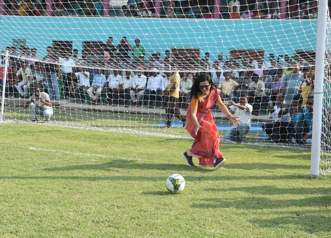 Mahua Moitra at the final of the Krishnanagar MP Cup Tournament 2022