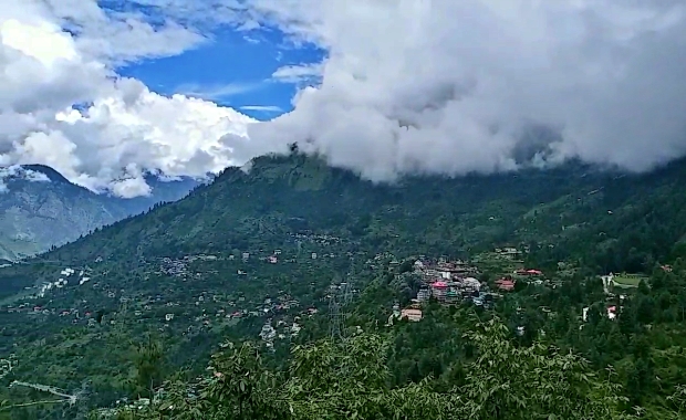 पहाड़ों की गोद में बसा भीमाकाली मंदिर.