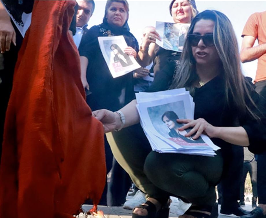 ईरानी महिलाओं का विरोध प्रदर्शन