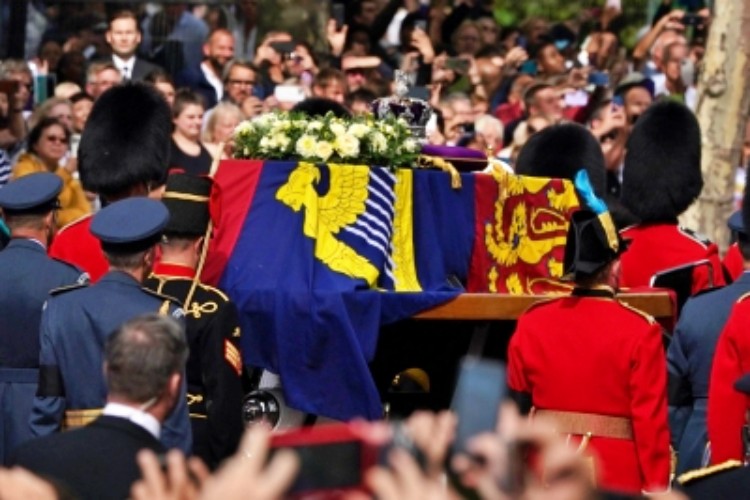 people lined up to see queen  coffin