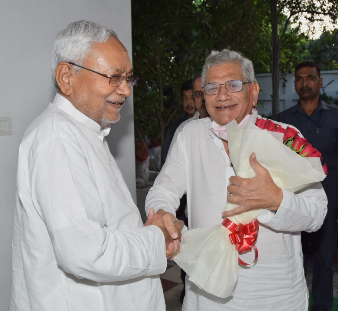 मुख्यमंत्री नीतीश कुमार से मिलते सीताराम येचुरी