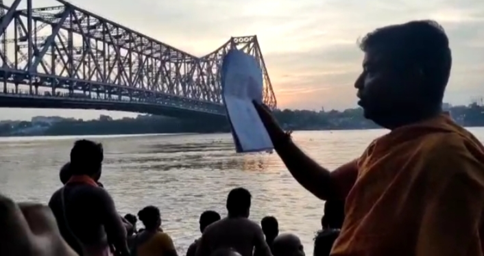 People perform tarpan in various ghats of Howrah in police surveillance