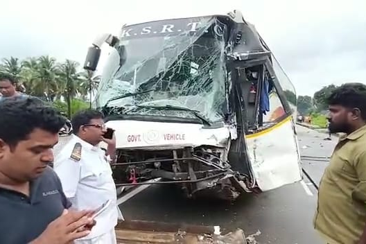 Accident between tempo and Airavat bus