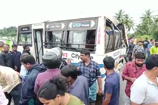 Accident between tempo and Airavat bus