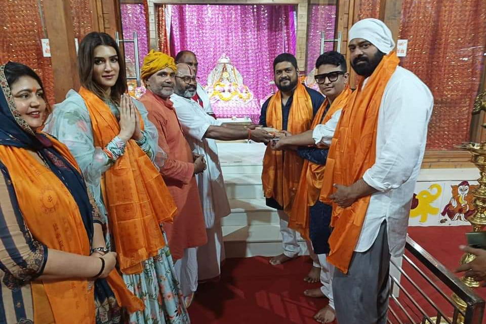 Adipurush Movie team  visite shri ram mandir