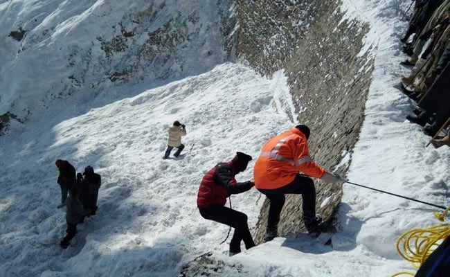 Uttarkashi avalanche updation  ഉത്തരാഖണ്ഡിലെ ഹിമപാതം  നാല് മൃതദേഹങ്ങൾ കണ്ടെത്തി  ഹിമപാതത്തിൽ പത്ത് മരണം  ഉത്തരകാശി ജില്ലയിലെ മൗണ്ട് ദ്രൗപതി  ഉത്തരകാശി ജില്ലയിലെ മൗണ്ട് ദ്രൗപതി  ഹിമപാതം  ദേശീയ വാർത്തകൾ  മലയാളം വാർത്തകൾ  10 killed in Uttarkashi avalanche  IAF joins rescue  fresh snowfall hits operation  national news  malayalam news