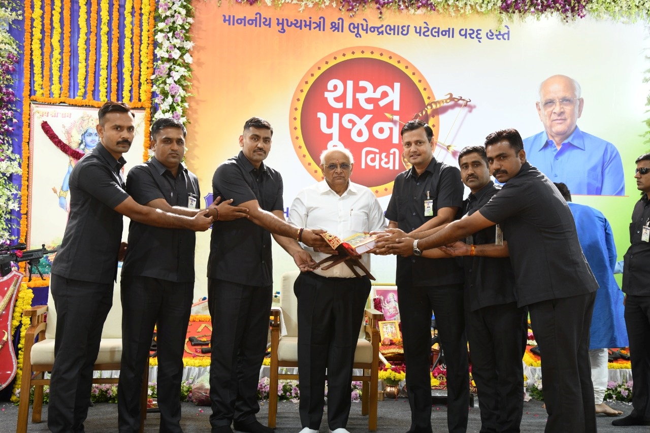 સલામતી વિભાગના જવાનો સાથે મળીને શસ્ત્ર વિધિ