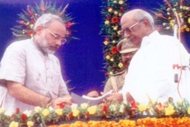 पहली बार सीएम बनने के बाद नरेंद्र मोदी तत्कालीन राज्यपाल के साथ