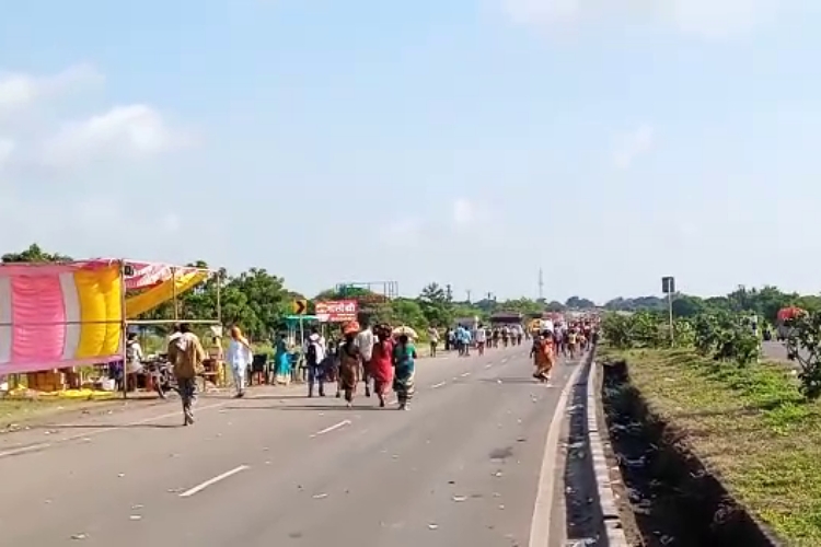 Devotess flocked to Tulaja Bhavani Padayatra in Maharashtra