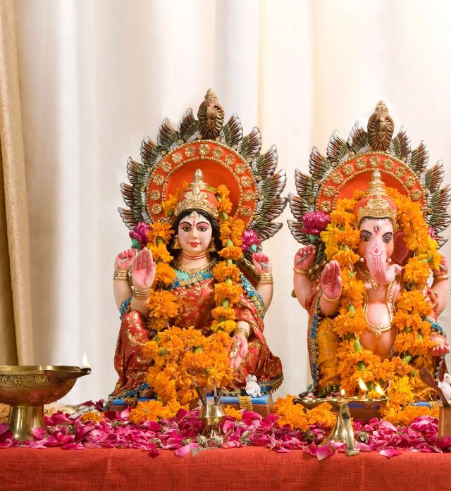 Kojagari Lakshmi Puja 2022 Puja Vidhi and Bhog of Goddess Lakshmi