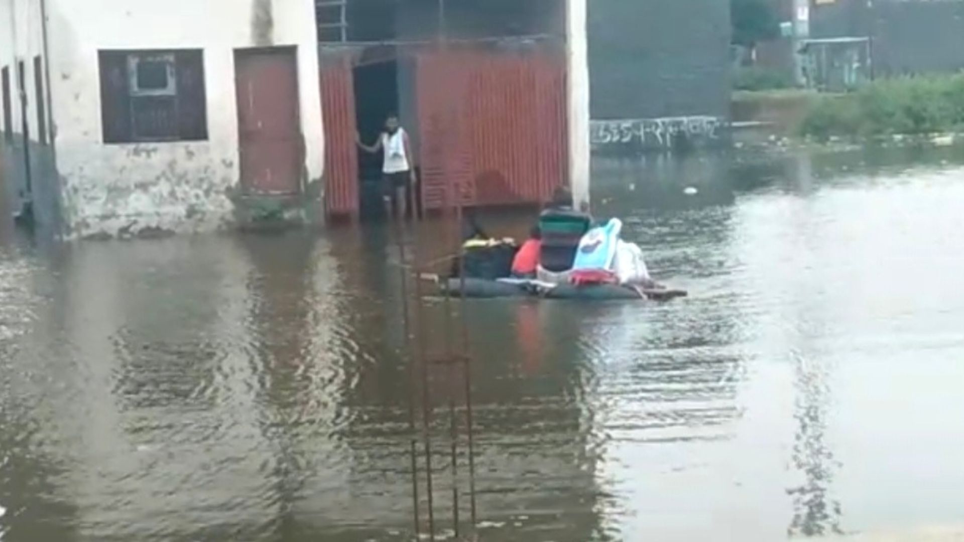 संभल में से तुर्तीपुर इल्हा वार्ड तालाब बनने के बाद लोग सुरक्षित स्थान पर जाते हुए