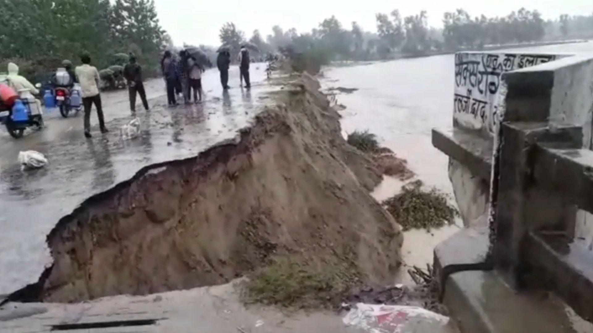 रामपुर में भारी बारिश से कोसी नदी ने काटा मुख्य राजमार्ग