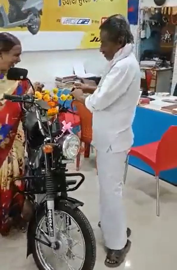 moped kharidne ka viral video