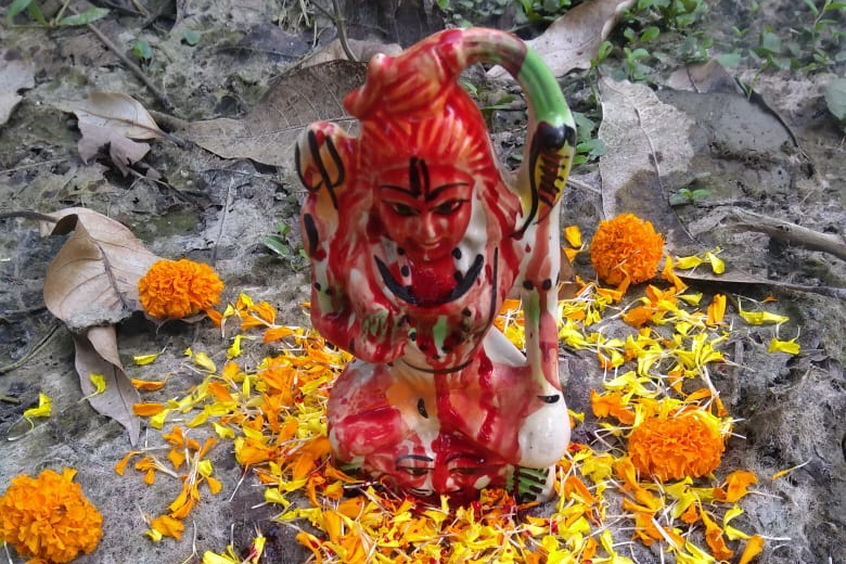 युवक ने उंगली काटकर महादेव को चढ़ाया