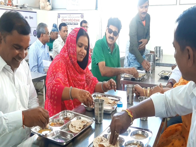 Heritage Nigam mayor eat food at Indira Rasoi