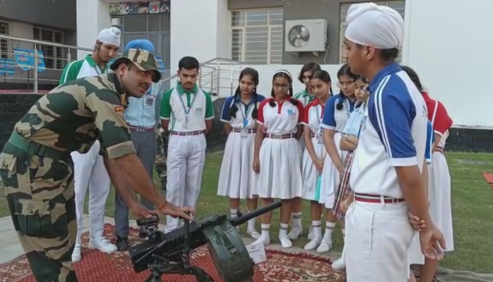 In Ferozepur BSF gave information about weapons to school children