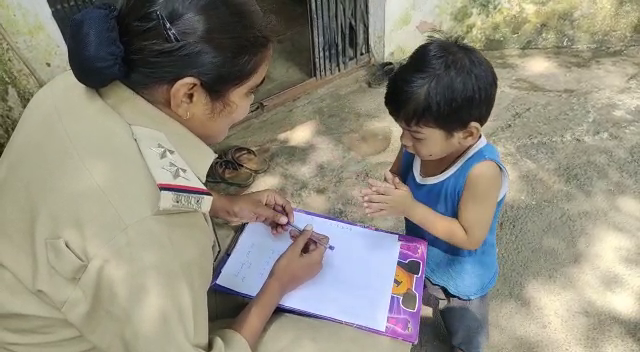 3 years child complain to police station