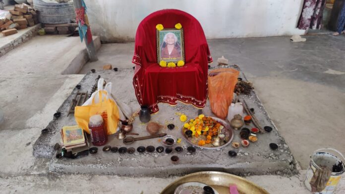 chhatarpur priest buried mother body in temple