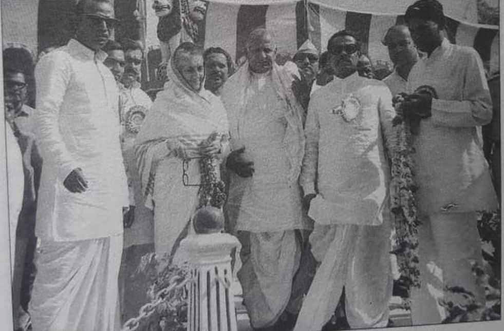 मल्लिकार्जुन खड़गे तत्कालीन प्रधानमंत्री इंदिरा गांधी और कर्नाटक के सीएम देवराज उर्सू के साथ.