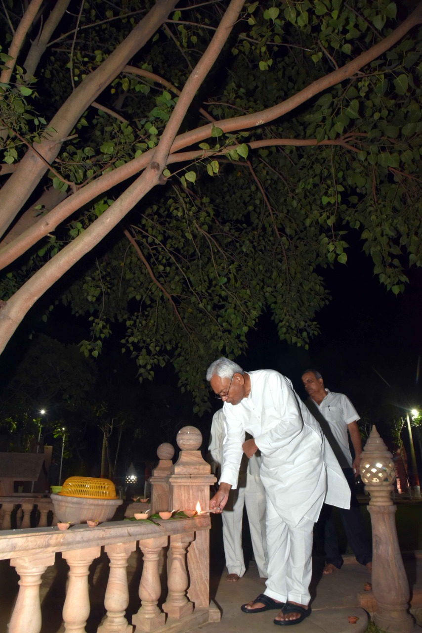 मुख्यमंत्री नीतीश कुमार ने अपने सरकारी आवास में जगह-जगह दीया जलाया.