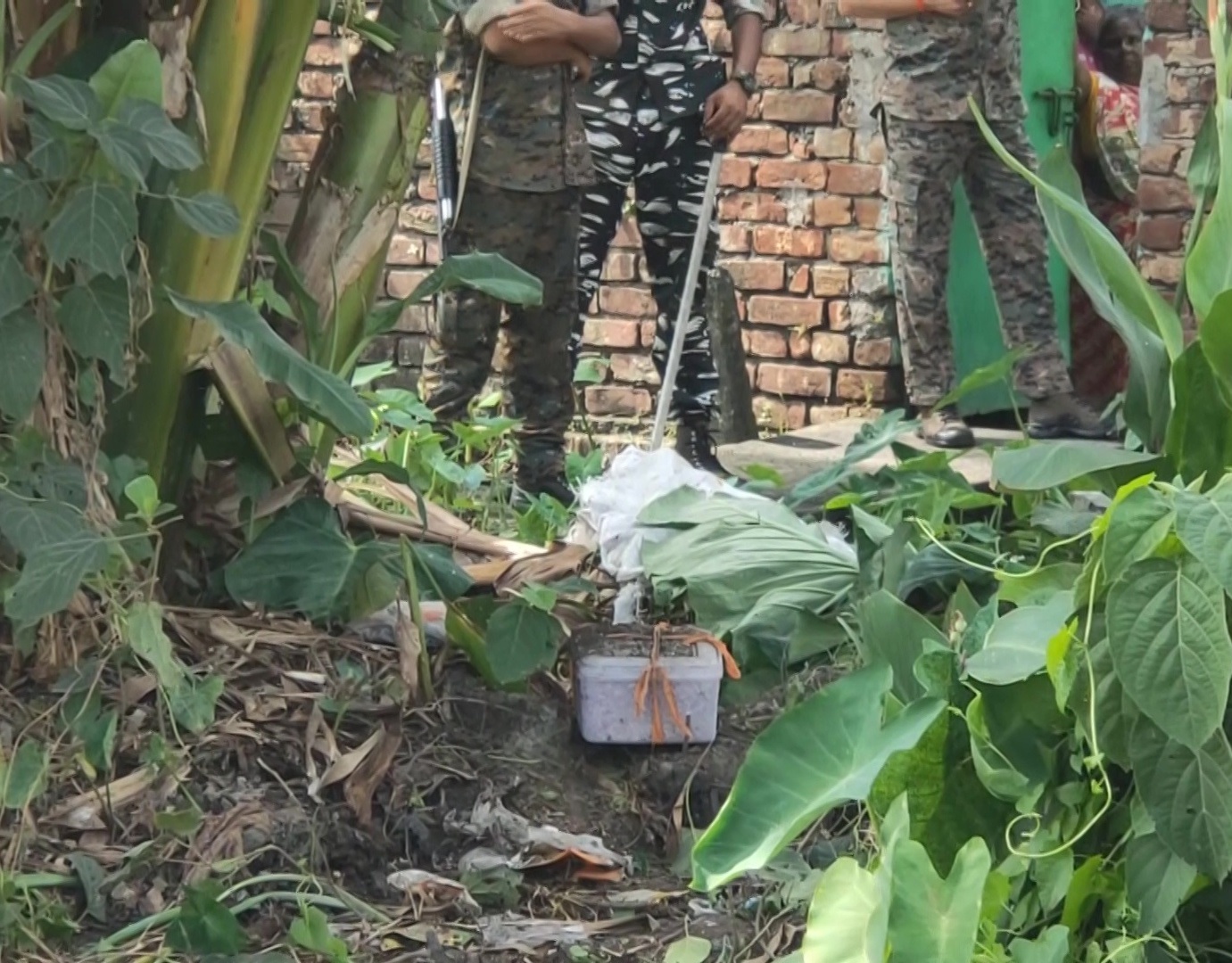 ರೈಲ್ವೆ ಹಳಿ ಪಕ್ಕ ಸಿಕ್ಕ ಇನ್ನೊಂದು ಜೀವಂತ ಬಾಂಬ್​