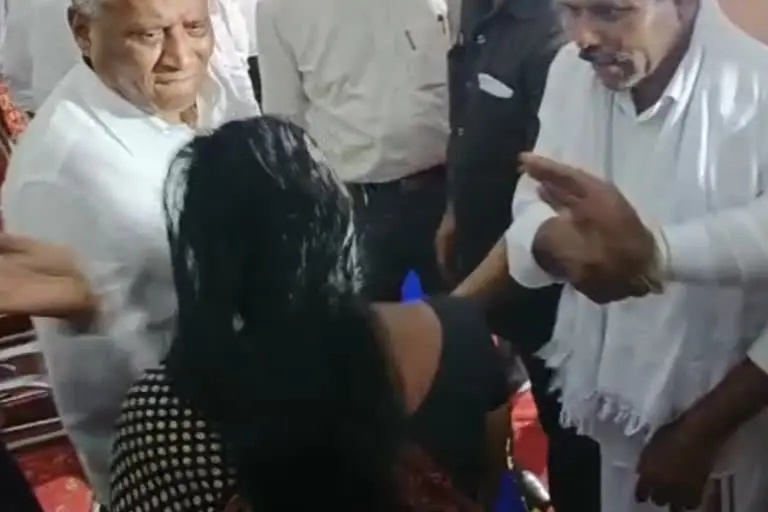 Karnataka minister  Karnataka  minister slaps woman  Complaints against organizations  organizations  Woman filed complaint  മന്ത്രി സ്‌ത്രീയുടെ മുഖത്തടിച്ച സംഭവത്തില്‍  മന്ത്രി  മര്‍ദനത്തിനിരയായ സ്‌ത്രീ  കര്‍ണാടക  ചാമരാജനഗര്‍  അടിസ്ഥാന സൗകര്യ വികസന മന്ത്രി വി സോമണ്ണ  വി സോമണ്ണ  സ്‌ത്രീ  സ്‌ത്രീയുടെ മുഖത്തടിച്ച സംഭവത്തില്‍  സംഘടനകള്‍  പട്ടയ വിതരണ പരിപാടി  കെമ്പമ്മ  ഗുണ്ടല്‍പേട്ട്  പൊലീസ്