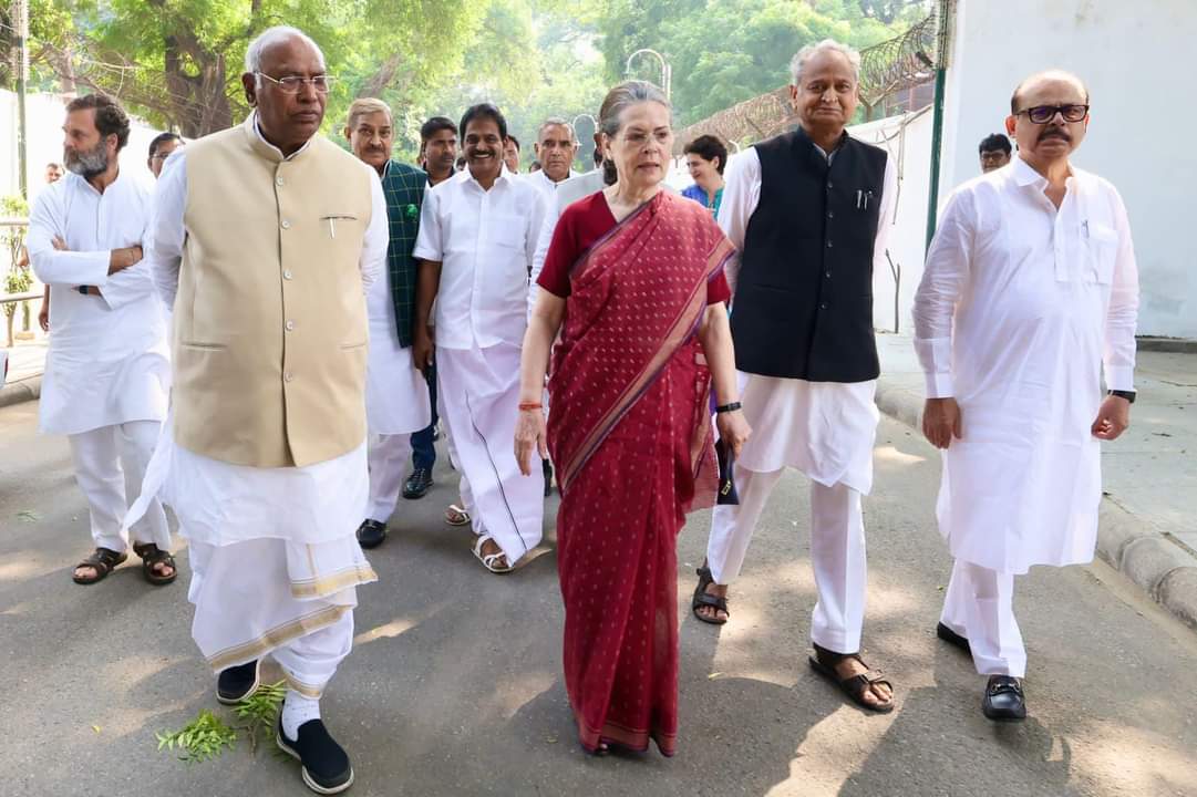 recent photos of CM Gehlot with Gandhi family