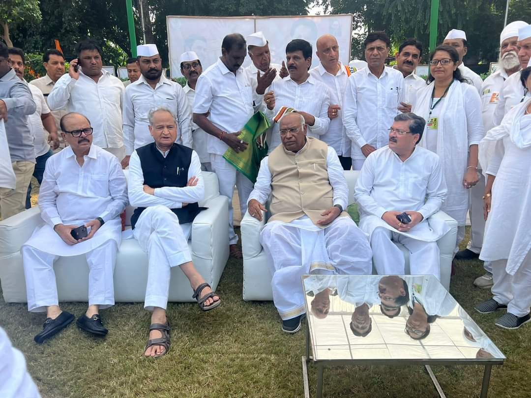 recent photos of CM Gehlot with Gandhi family