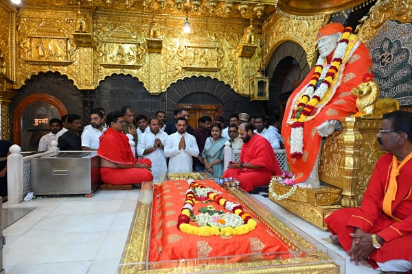 robert vadra on siridi sai baba temple