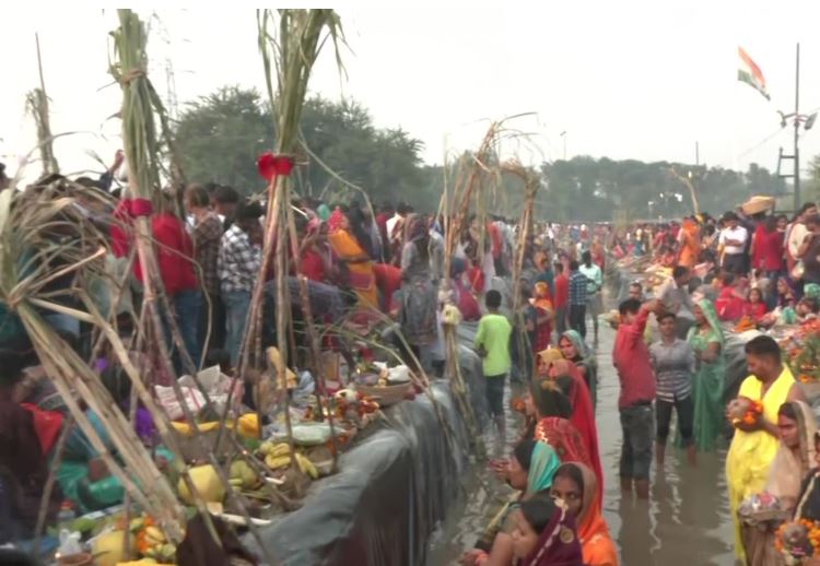 LAKHS OF DEVOTEES OFFER ARGHYA TO SETTING SUN IN DELHI