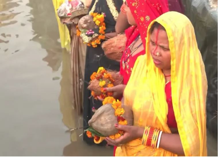 LAKHS OF DEVOTEES OFFER ARGHYA TO SETTING SUN IN DELHI