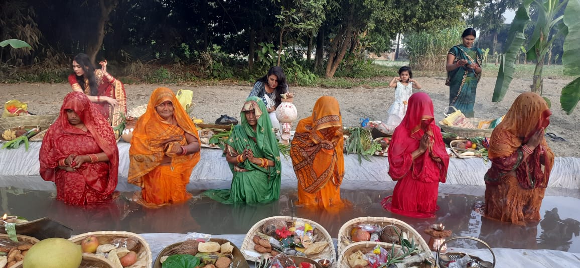 समस्तीपुर: अस्ताचलगामी सूर्य को अर्घ्य देते छठ व्रती महिलाएं