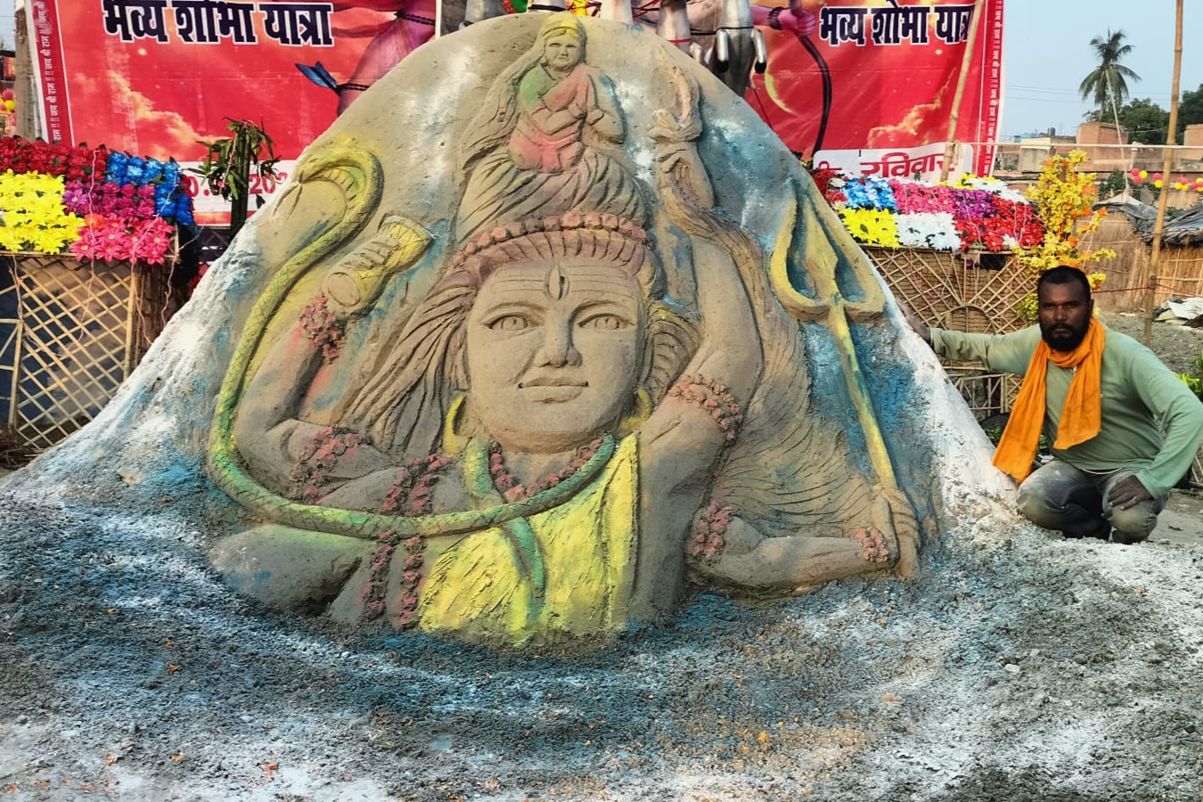 छठ घाट पर सैंड आर्टिस्ट अशोक ने बनाई कलाकृति