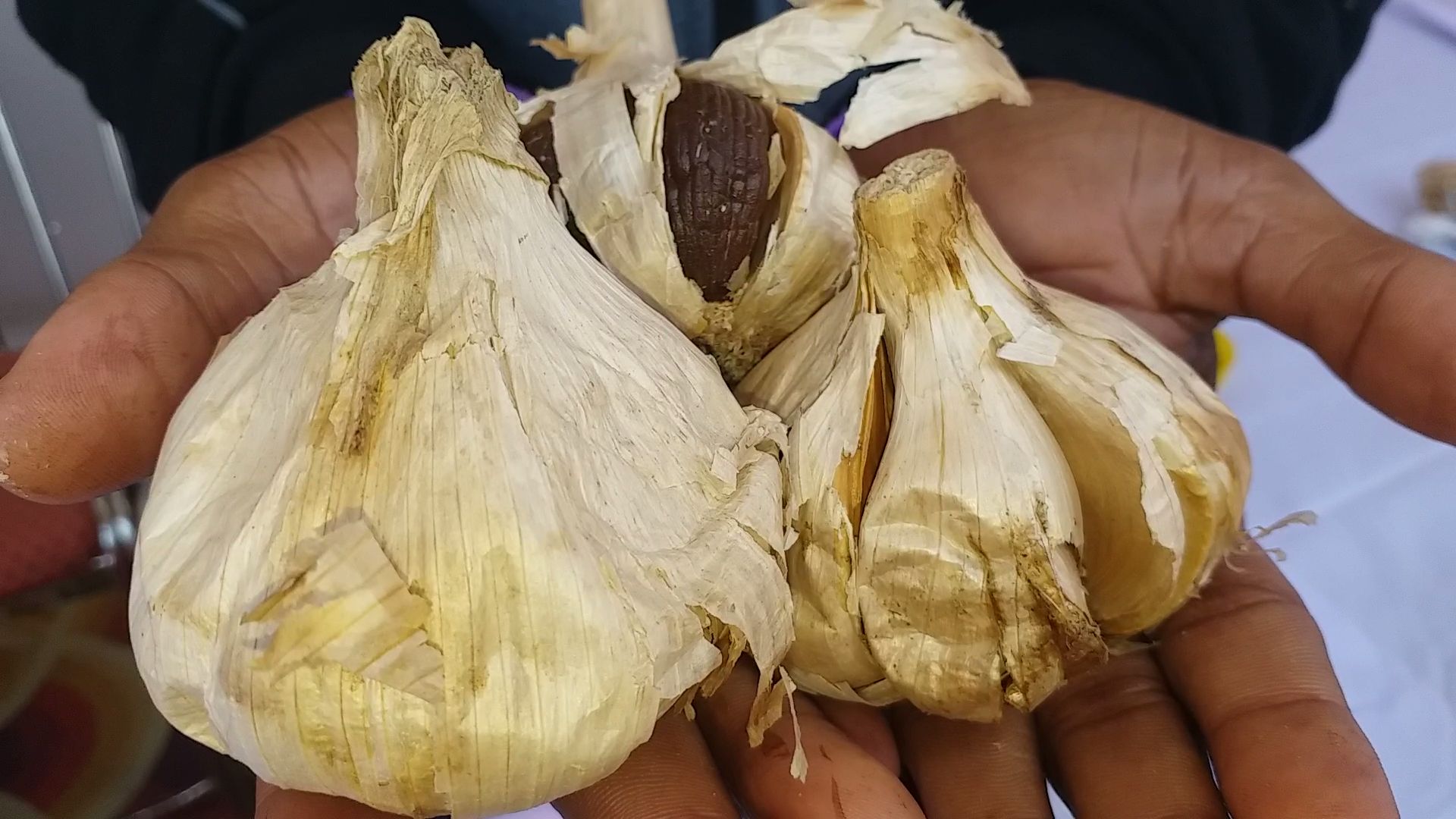 Super Food Garlic Fermented White garlic is black garlic