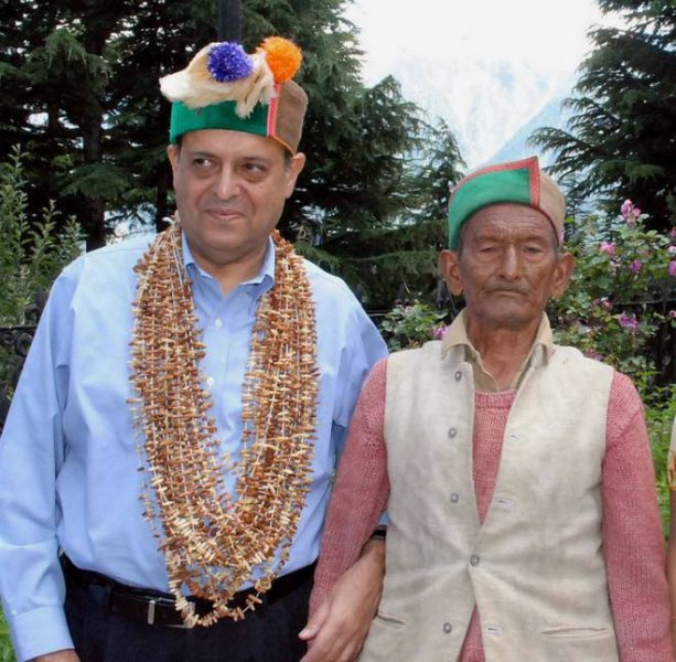 साल 2010 में तत्कालीन मुख्य चुनाव आयुक्त नवीन चावला ने किया था श्याम सरन नेगी का सम्मान