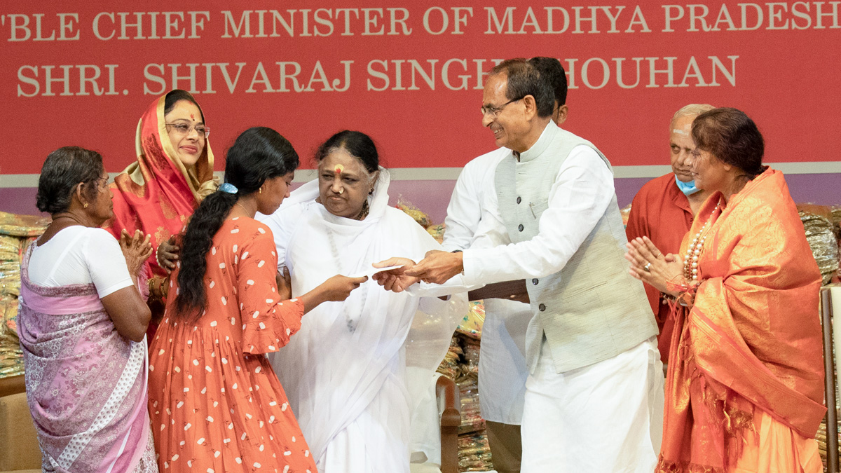MP Cm Shivraj meets Mata Amritanandamayi Amma