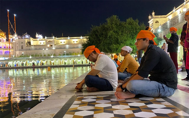 Deepika Padukone And Ranveer Singh Seek Blessings At Golden Temple