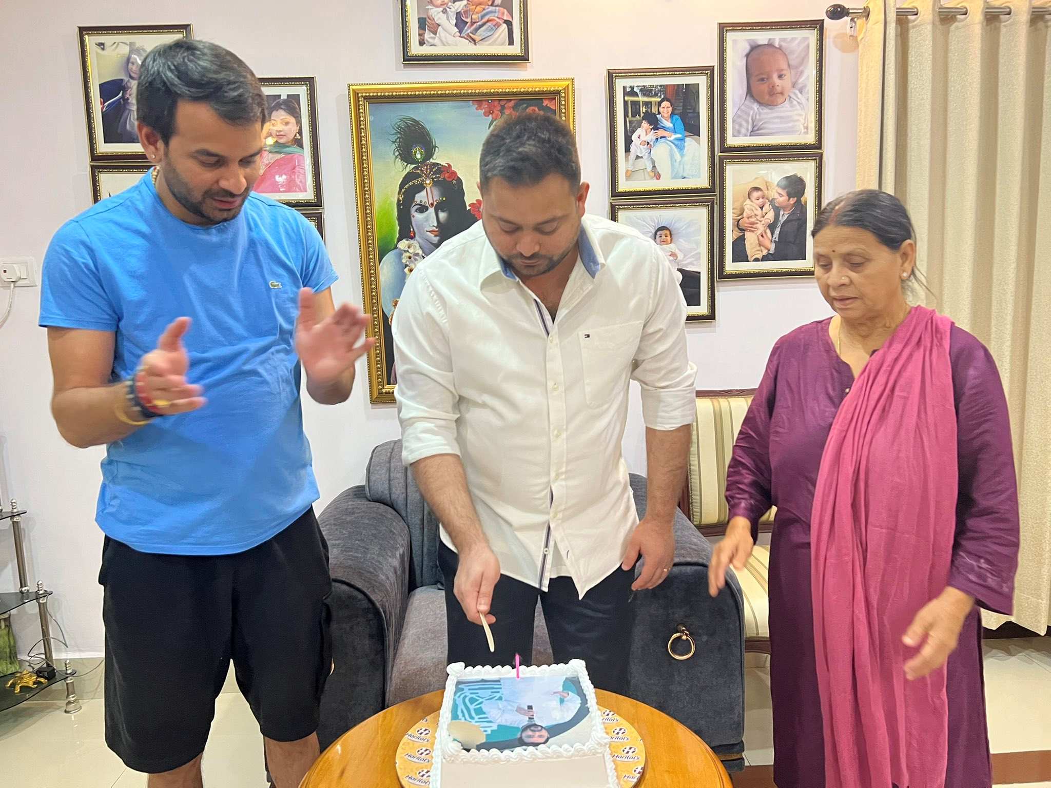 जन्मदिन पर मां और भाई के साथ केक काटते तेजस्वी