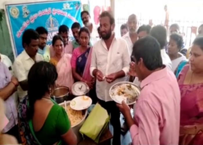 Andhra pradesh  Nellore  MLA Visits School  Mid day meal scheme  cooking officials terminated  വിദ്യാര്‍ഥി  വിദ്യാര്‍ഥികള്‍ക്കുള്ള മുട്ട  കാക്ക  വിചിത്ര വാദവുമായി പാചകക്കാര്‍  എംഎല്‍എ  ആന്ധ്രാപ്രദേശ്  നെല്ലൂര്‍  ഉച്ചഭക്ഷണ