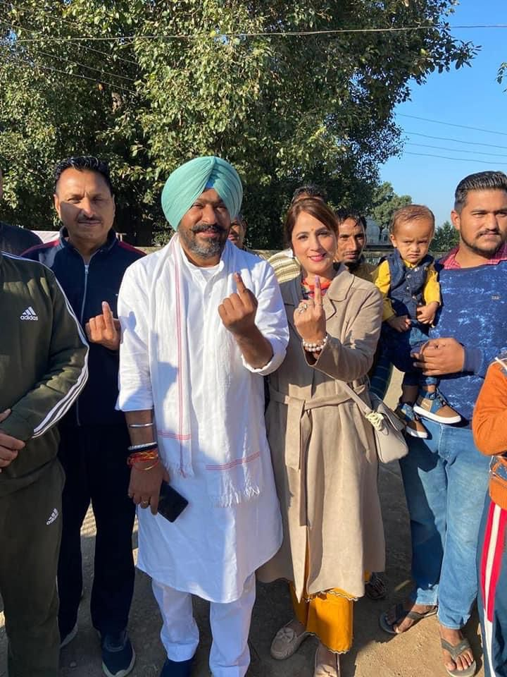 Congress candidate Hardeep Singh Baba casts his vote.