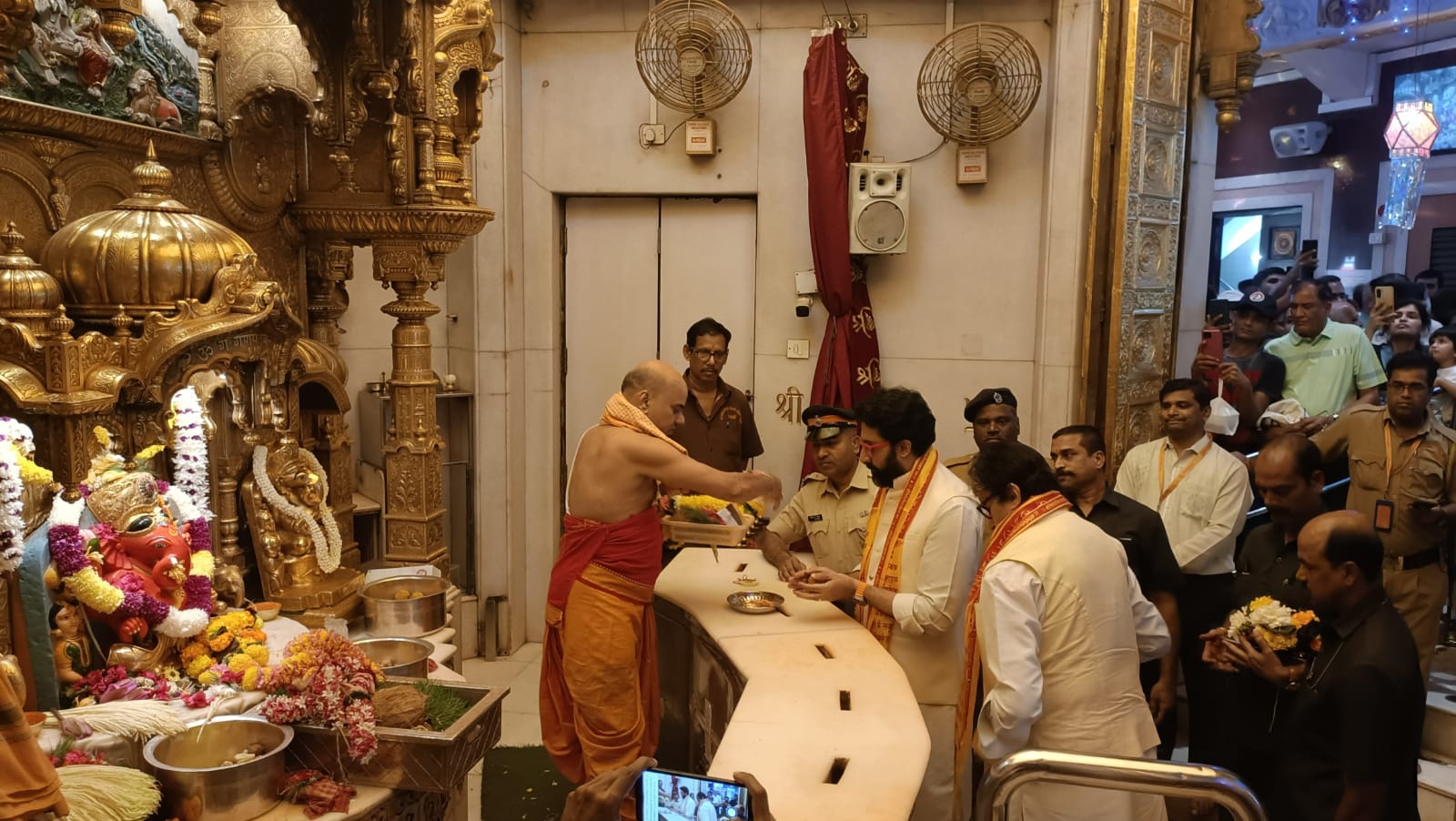 Amitabh Bachchan, Abhishek Bachchan visit Siddhivinayak Temple as 'Uunchai' hits theatres