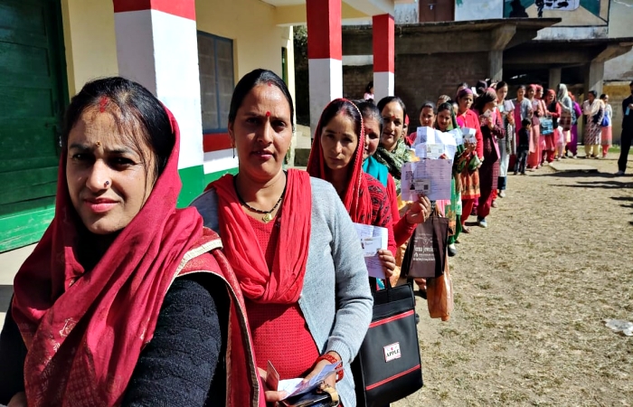 करसोग में वोटिंग के लिए महिलाओं में दिखा उत्साह.