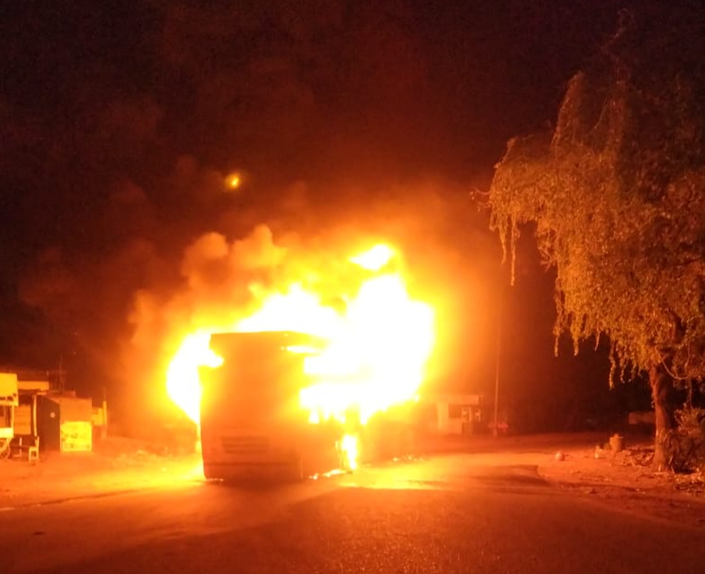 private-bus-caught-fire-in-hubballi