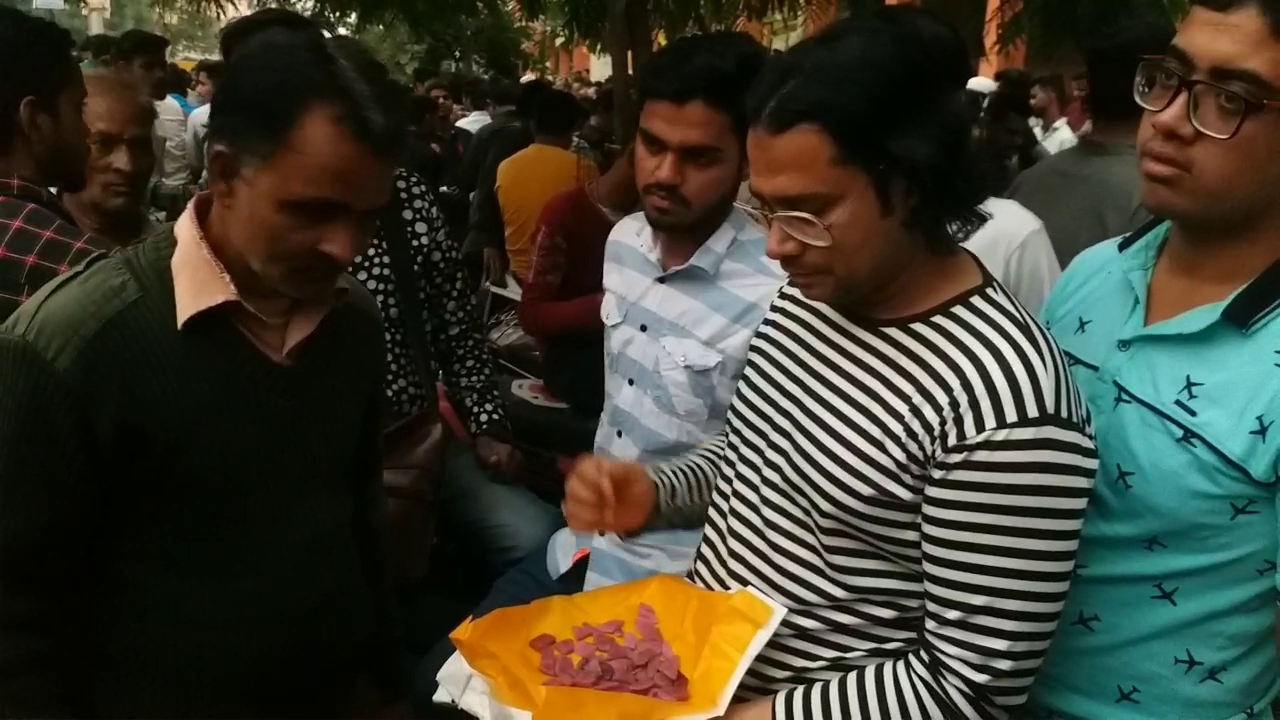 जयपुर की सड़कों पर नगीनों का बाजार