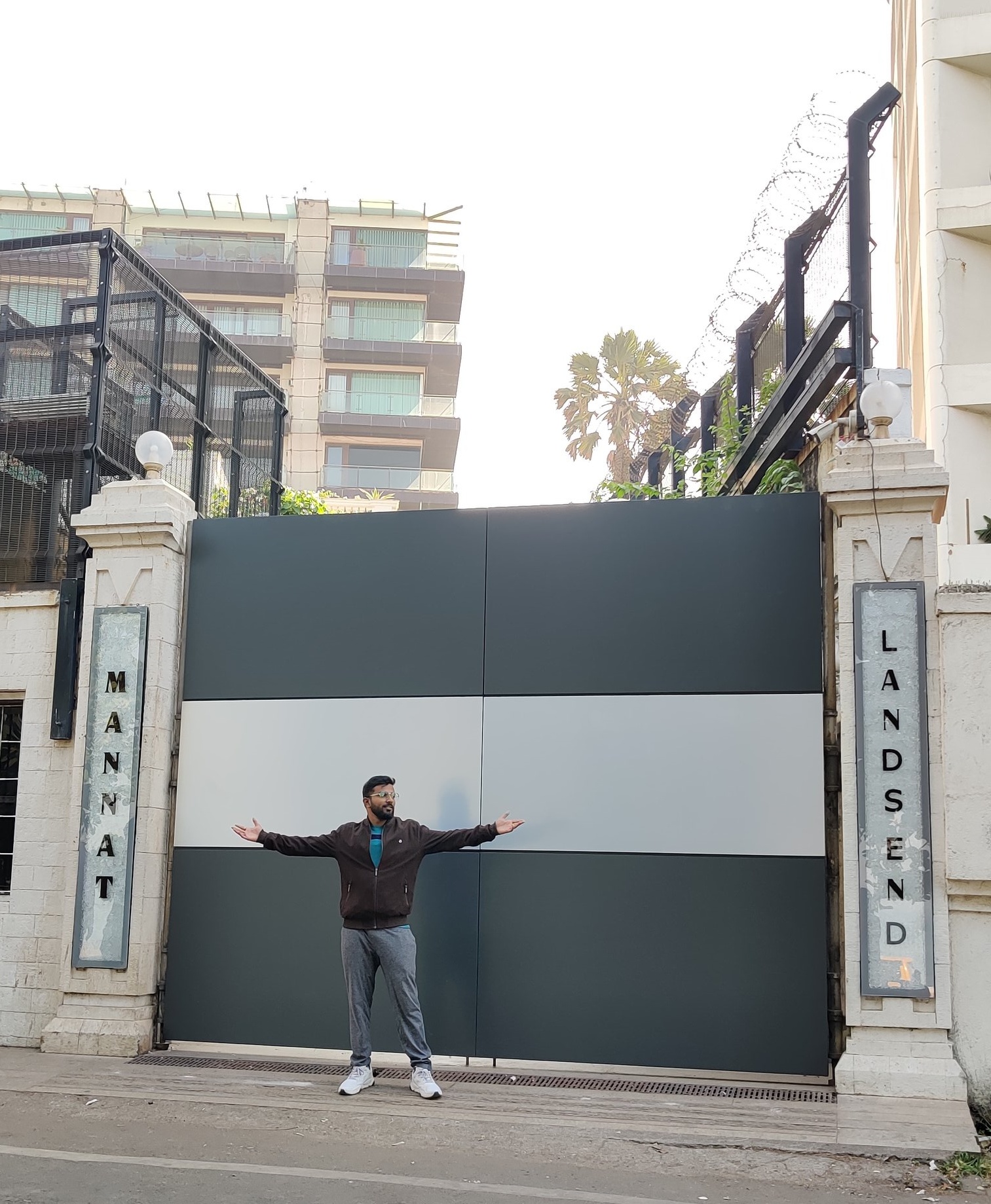 shah rukh khans mannat gets a diamond studded nameplate pictures viral