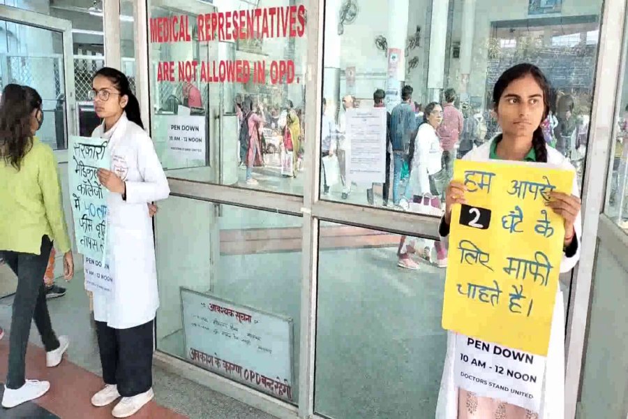 students protest in rohtak pgi